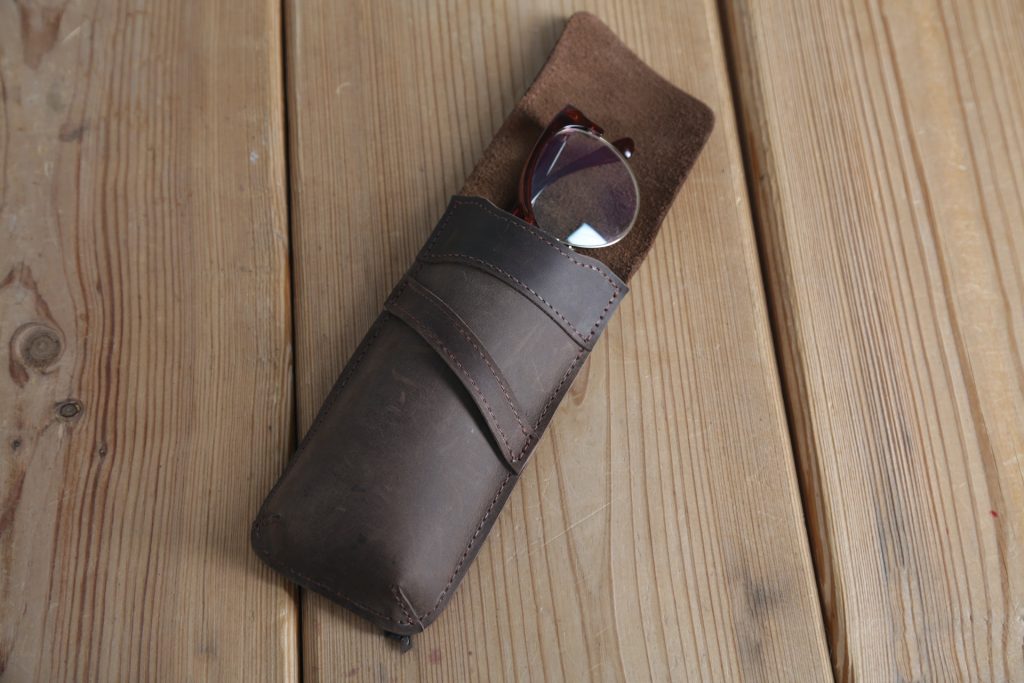 Etui à lunettes en cuir
